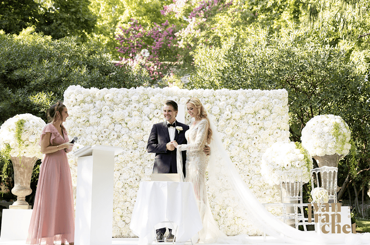 A La Bon'heur Officiant