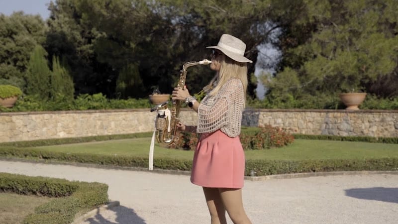 ABBY - DJ Chanteuse-saxophoniste musiciens JAZZ et VARIETE (VAR 83 06 PACA FREJUS MARIAGE PROVENCE)
