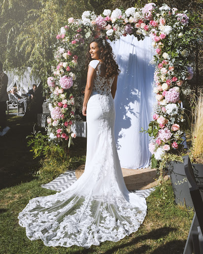 Aurélia Mariages - Robes de mariées et costumes sur mesure. Robes de soirée Le Havre