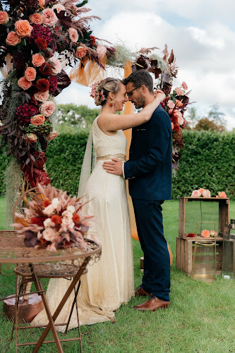 Aux élégantes, atelier de création / Robes de mariée sur-mesure