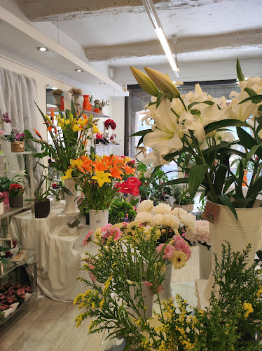 Des Fleurs, Des Parfums Rosnie Rayapin Floral Design