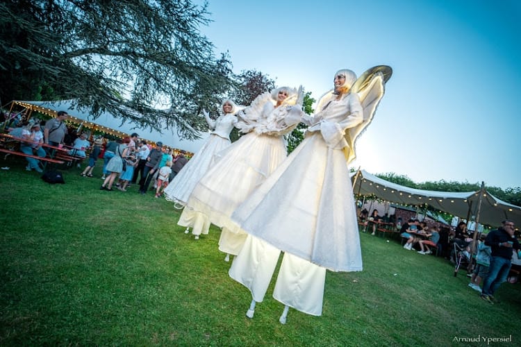 Échassiers Blancs Lumineux Noël animation déambulation parade spectacle évènementiel