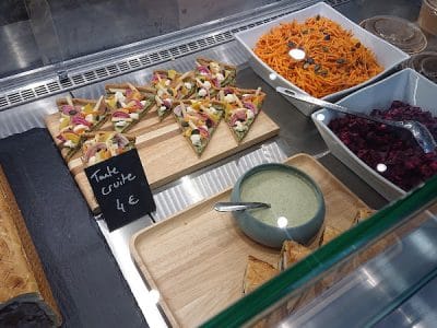 Les Pieds sous la Table