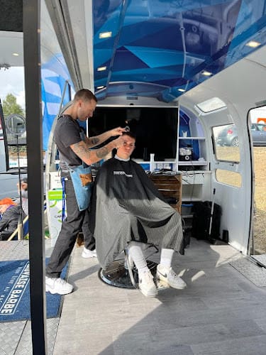 Mauvaise Barbe - Le bien-être en événementiel ?? Barbier, manucure, massage, coiffure, maquillage, bar à tattoo…