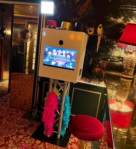 Photobooth Paris Events - Location Vidéo Booth 360 - Borne Photo à Paris et en Île-de-France