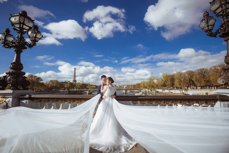 Vic Wedding ch?p hình c??i Paris Châu Âu