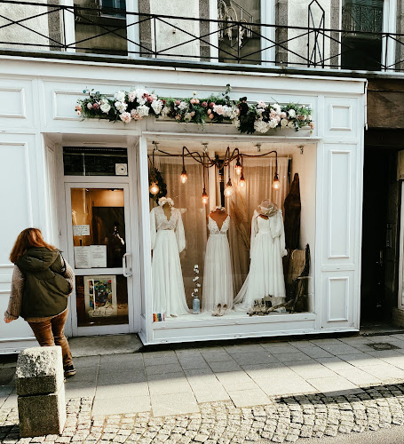 Y.BROWN Créatrice robe de mariée , tenues de mariage inclusif en Bretagne , Côtes d'armor,
